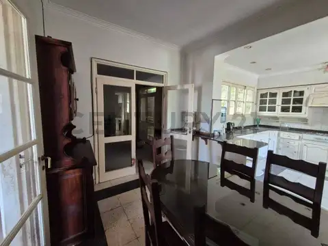 VENTA DE CASA 8 AMBIENTES CON PARQUE EN EL CENTRO DE OLAVARRIA