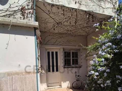 Casa 8 ambientes con 2 baños