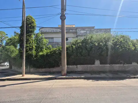 VENTA DE CASA 8 AMBIENTES CON PARQUE EN EL CENTRO DE OLAVARRIA