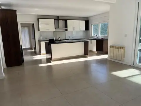 Casa 6 ambientes con 4 baños