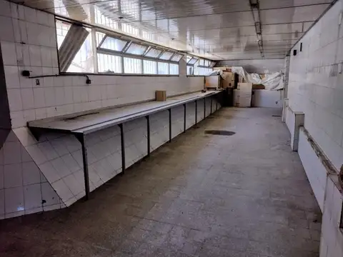 OFICINAS EN LINIERS CON MULTIPLES SALONES CON PATIO