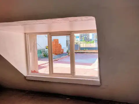 OFICINAS EN LINIERS CON MULTIPLES SALONES CON PATIO