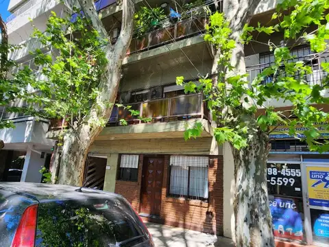 DEPARTAMENTO DE 3 AMBIENTES EN PLANTA BAJA CON PATIO EN VENTA. OLIVOS