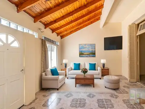 Alquiler.Casa. 4 ambientes. Terraza. Lote propio. Reciclada. Villa Pueyrredón