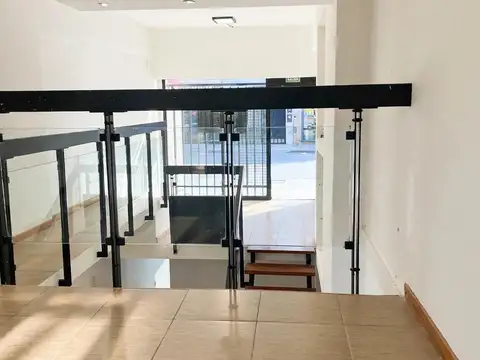 Venta local comercial en Recoleta! A la calle, hermosa vidriera. Apto todo rubro. Bajas expensas