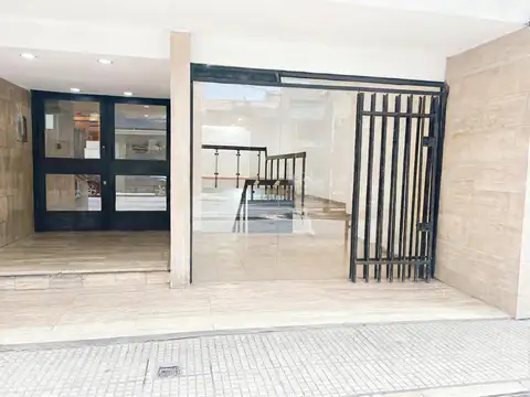 Venta local comercial en Recoleta! A la calle, hermosa vidriera. Apto todo rubro. Bajas expensas