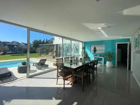 Casa en Venta con 2 cocheras
