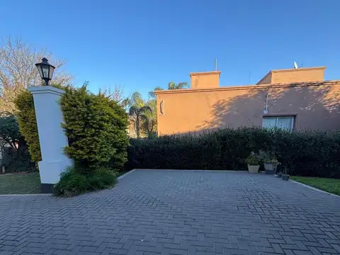 Casa en Venta con 3 cocheras