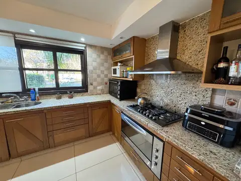 Casa 4 ambientes con 3 baños