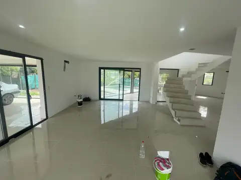 Imponente casa en esquina con vista al lago en Nuevo Quilmes. Comunidad 2