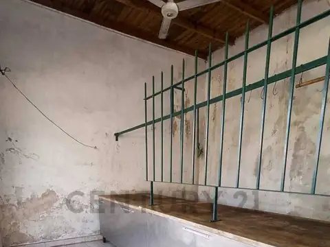 Local en barrio consolidado de lomas de zamora