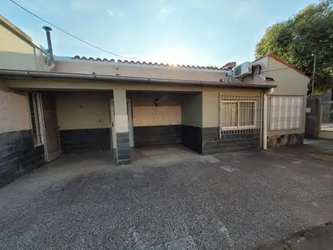 Casa con 2 locales comerciales