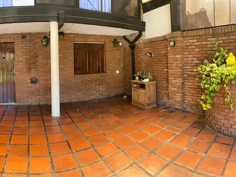 Casa en Venta con 4 cocheras