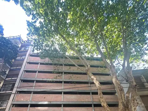 Amplias cocheras en Laprida 1980