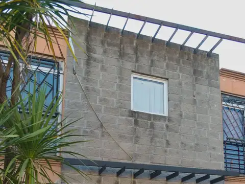 MONOAMBIENTE PRIMER PISO POR ESCALERA CON PATIO