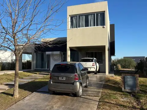 Venta Casa 4 dormitorios en Canton Puerto con espejo de agua.