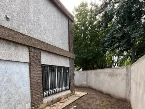 Casa en Alquiler con 1 cochera