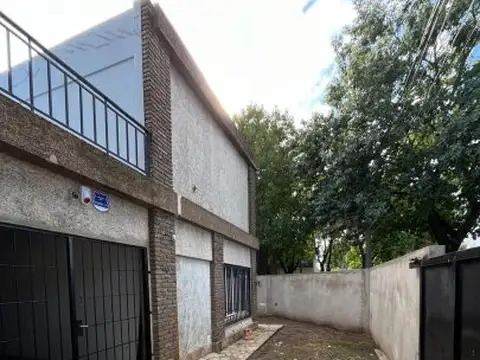 Fisherton Clásico. Casa con Garage y Jardín