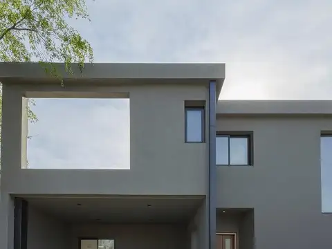 Casa premium en Nuevo Malagueño con galería y loza radiante