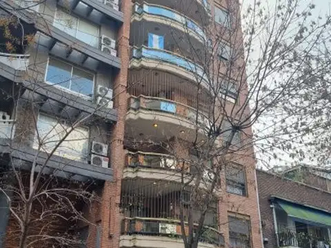 Venta precioso departamento de tres ambientes con cochera, situado sobre la calle Valle