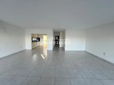 Casa en Alquiler con 3 cocheras