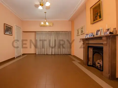 Venta Casa al frente de 4 dormitorios, patio y cochera en Echesortu