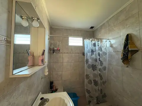 Casa en venta, calle Namuncura, a mtrs de Av 6 de Julio.