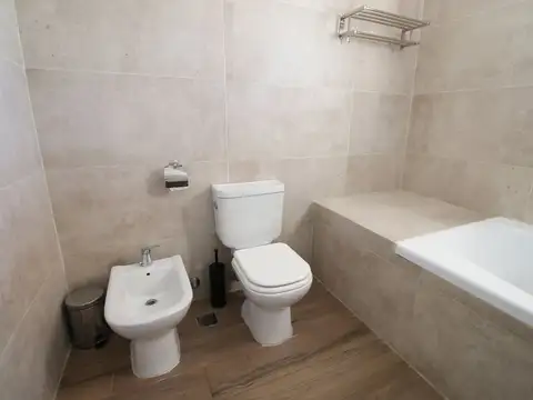 VENTA CASA 6 AMB A LAGUNA EN BARRIO SAN FRANCISCO