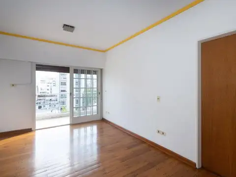 VENTA de semipiso de categoria 3 amb. c/ cochera