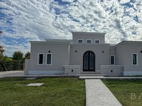 Casa en Alquiler con 4 cocheras