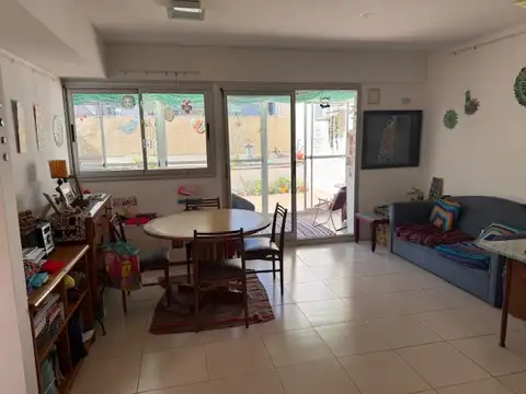 2 AMPLIOS AMBIENTES, GRAN JARDIN DE INVIERNO, 2 PATIOS, COCHERA FIJA, SUPER LUMINOSO, EXCELENTE ESTADO