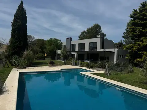 CASA 4 AMBIENTES, JARDIN, PILETA, BARRIO EL NACIONAL!