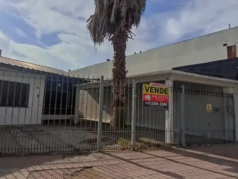 CASA 4 AMBIENTES CON GARAGE Y FONDO LIBRE