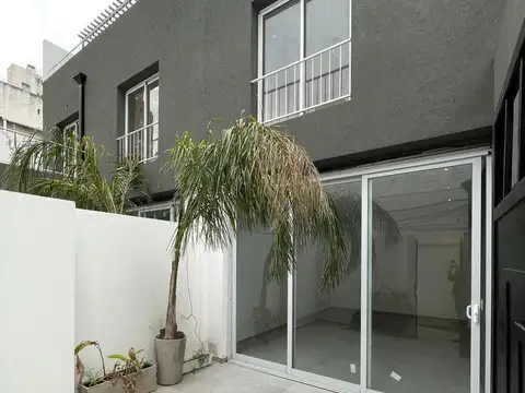 VENTA DEPARTAMENTO DE PASILLO A ESTRENAR DE TRES DORMITORIOS CON PATIO Y TERRAZA EN ZONA CENTRO