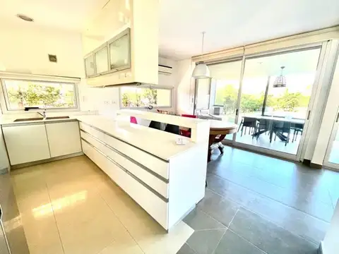 Casa en Alquiler con 1 cochera