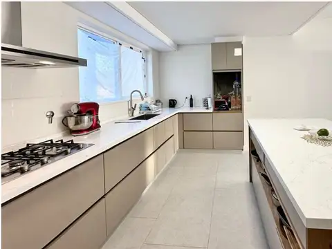 Casa en Venta con 6 cocheras