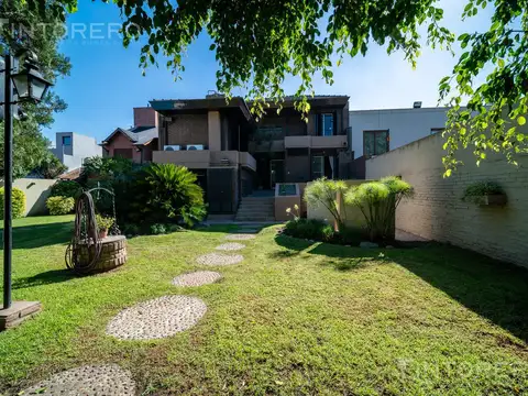 VENTA CASA EN CASTELAR NORTE CENTRO 5 AMB CON PARQUE, QUINCHO Y COCHERA.