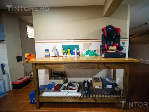 VENTA CASA EN CASTELAR NORTE CENTRO 5 AMB CON PARQUE, QUINCHO Y COCHERA.