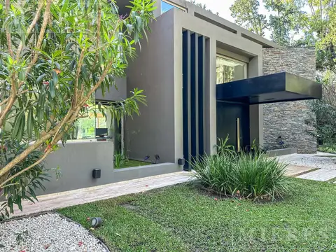 Casa 7 ambientes con 5 baños