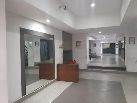 EXCELENTE DEPARTAMENTO 2 AMBIENTES C/COCHERA MUY LUMINOSO Y AIREADO 