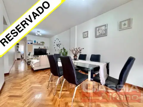 DEPARTAMENTO 3 AMBIENTES DE CATEGORÍA, AL FRENTE BALCON Y VISTA ABIERTA