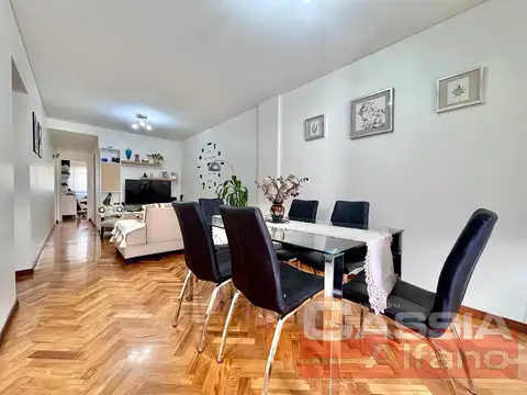 DEPARTAMENTO 3 AMBIENTES DE CATEGORÍA, AL FRENTE BALCON Y VISTA ABIERTA