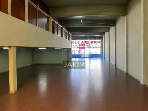 Local de gran superficie sobre Av. Pte. Perón, a metros de Av. Márquez.