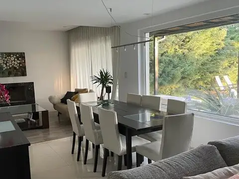 Casa en Alquiler con 1 cochera