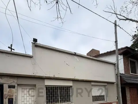 PH al frente de 3 ambientes con amplio patio – A refaccionar – Calle 62 e/ 29 y 30