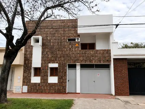 VENTA/PERMUTA Casa dos dormitorios con cochera. Barrio Belgrano, Rosario