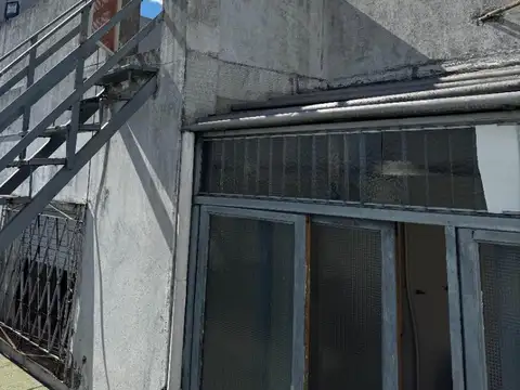 Galpón y PH 3 ambientes sobre lote propio. Venta en block.