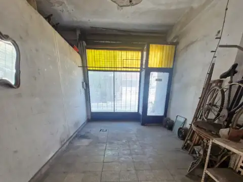 lote propio de 8.33 mts de frente X 35 de largo con 2 locale