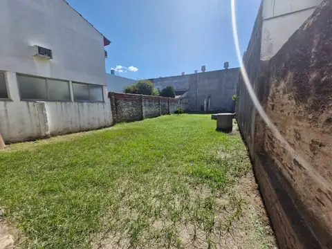 lote propio de 8.33 mts de frente X 35 de largo con 2 locale