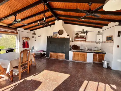 Casa en Venta con 2 cocheras